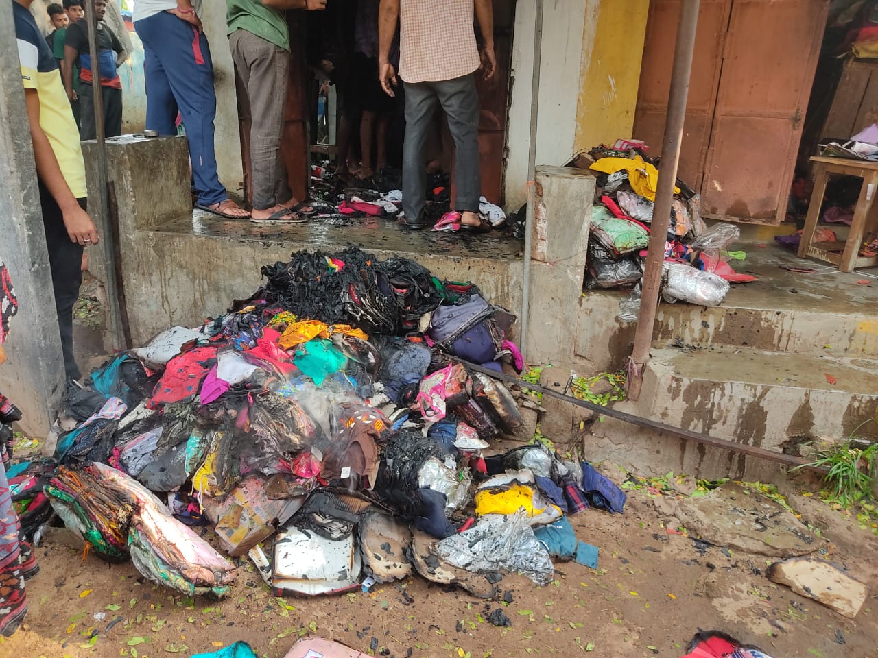 బట్టల షాపు దగ్ధం