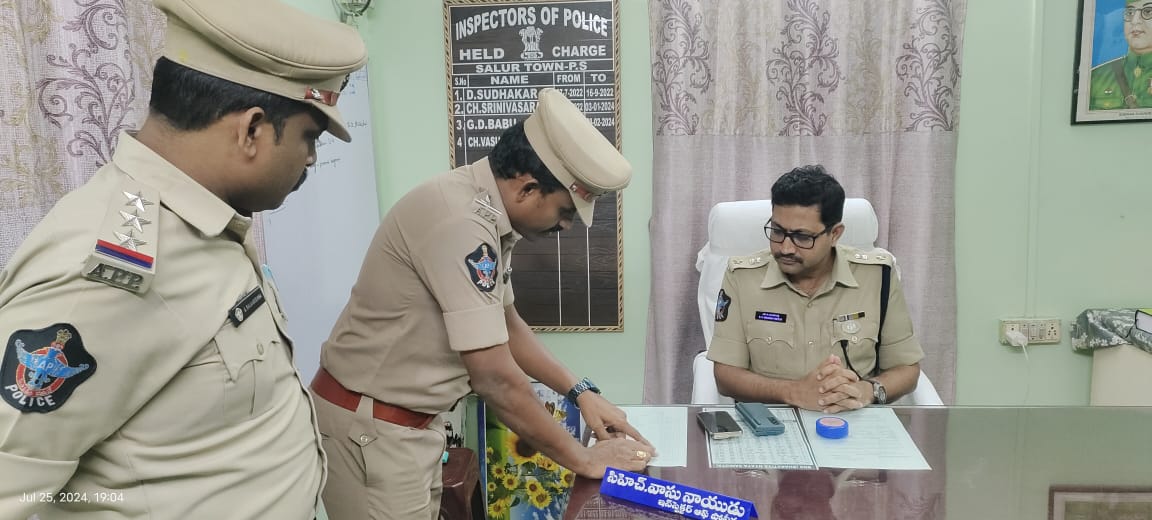 సాలూరు పోలీస్ స్టేషన్ ను పరిశీలించిన ఎస్పీ మాధవ్ రెడ్డి