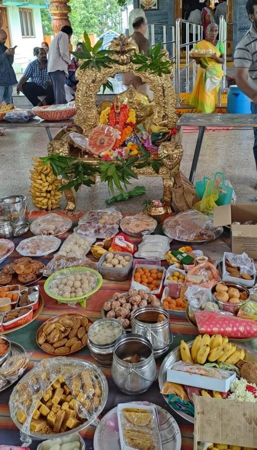 కనకమాలక్ష్మి అమ్మవారికి సారి సమర్పించిన భక్తులు
