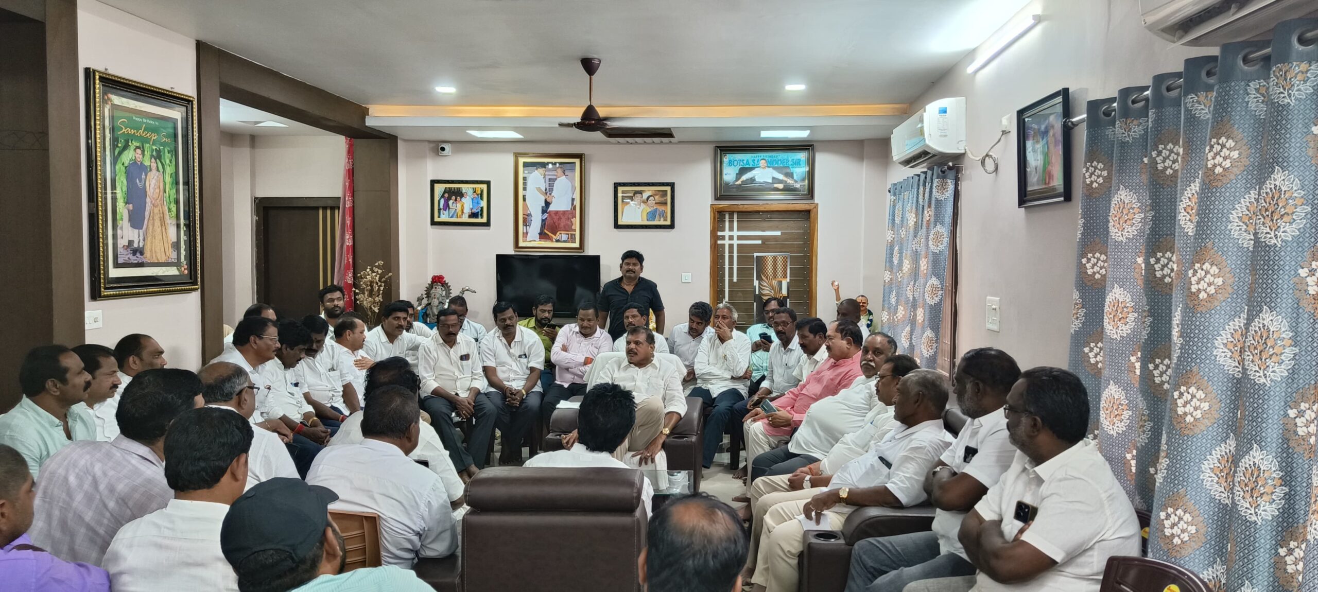 చీపురుపల్లి నియోజకవర్గ నాయకులతో బొత్స భేటీ