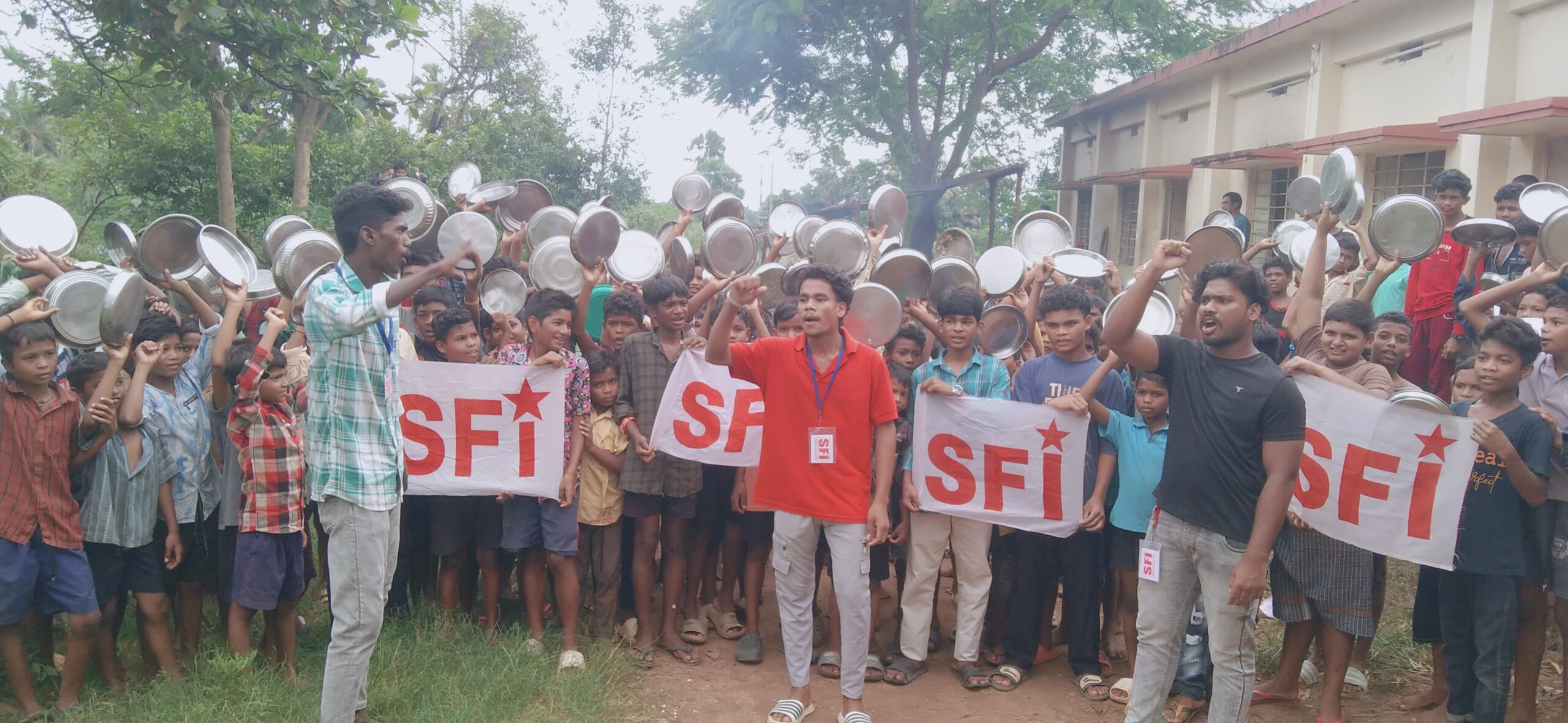ప్రిన్సిపల్ ను వార్డెన్ ను సస్పెండ్ చేయాలి sfi డిమాండ్