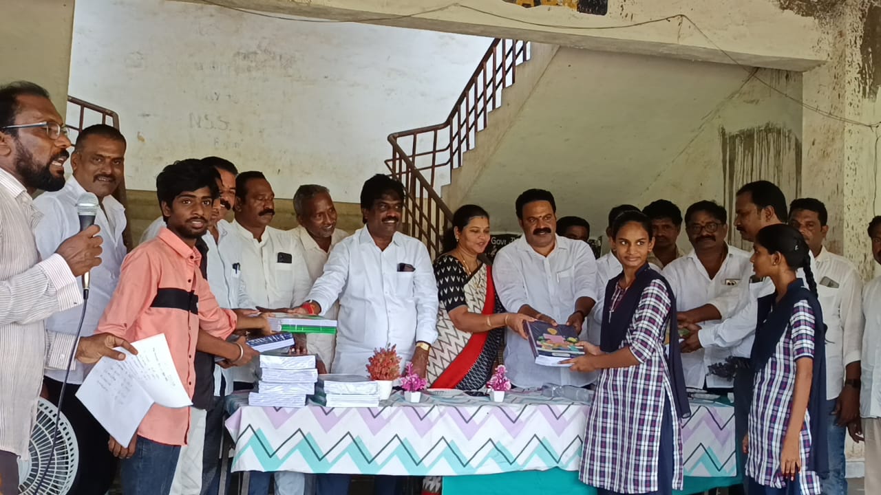 ప్రజాప్రతినిధులు చేతులు మీద గా విద్యార్థులకు బుక్స్ పంపిణీ కార్యక్రమం