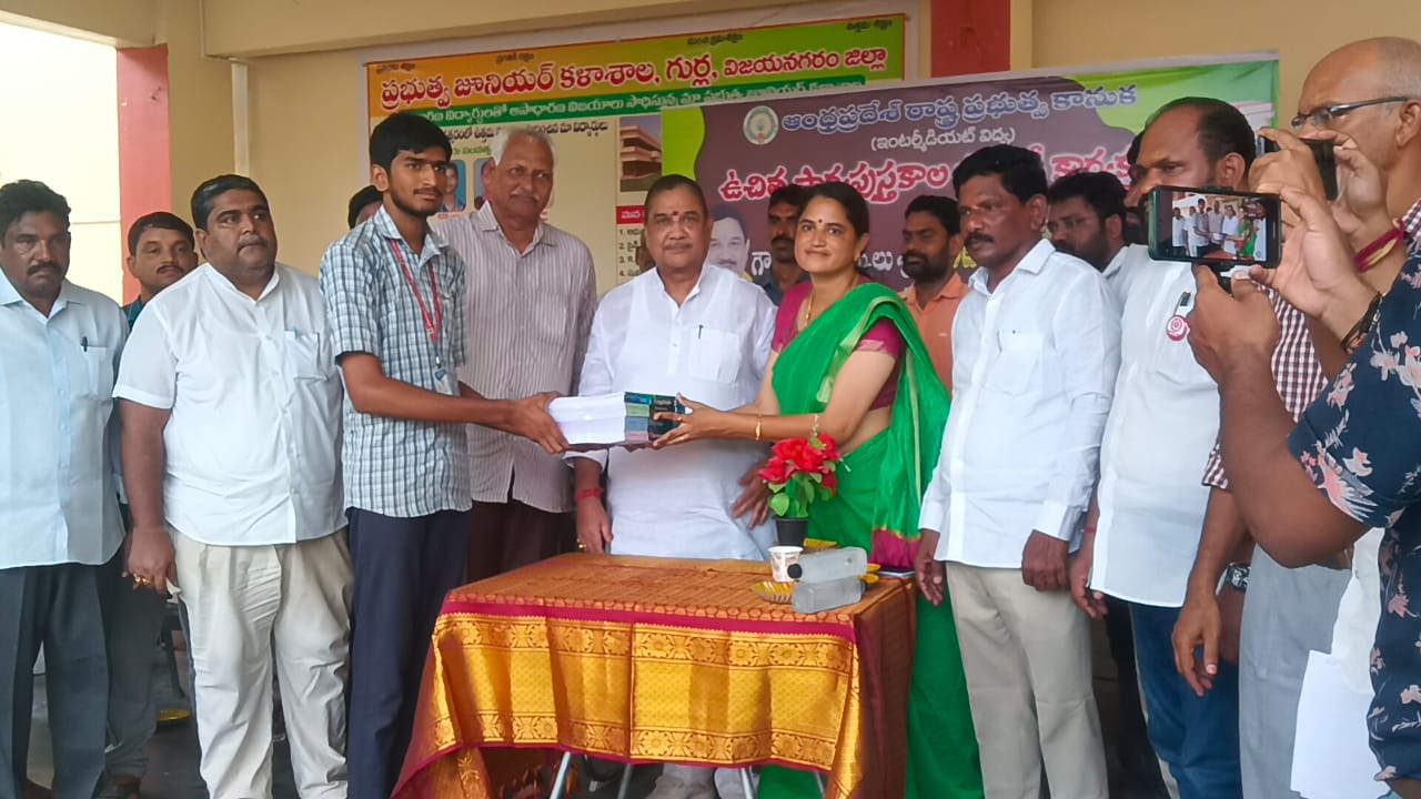 చీపురుపల్లి:  గుర్ల మండల హెడ్ క్వాట్టర్ లో ప్రభుత్వ జూనియర్ కళాశాలలో విద్యార్థిని,విద్యార్థులకు పుస్తకాలను అందజేసిన ఎమ్మెల్యే కళావెంకటరావు