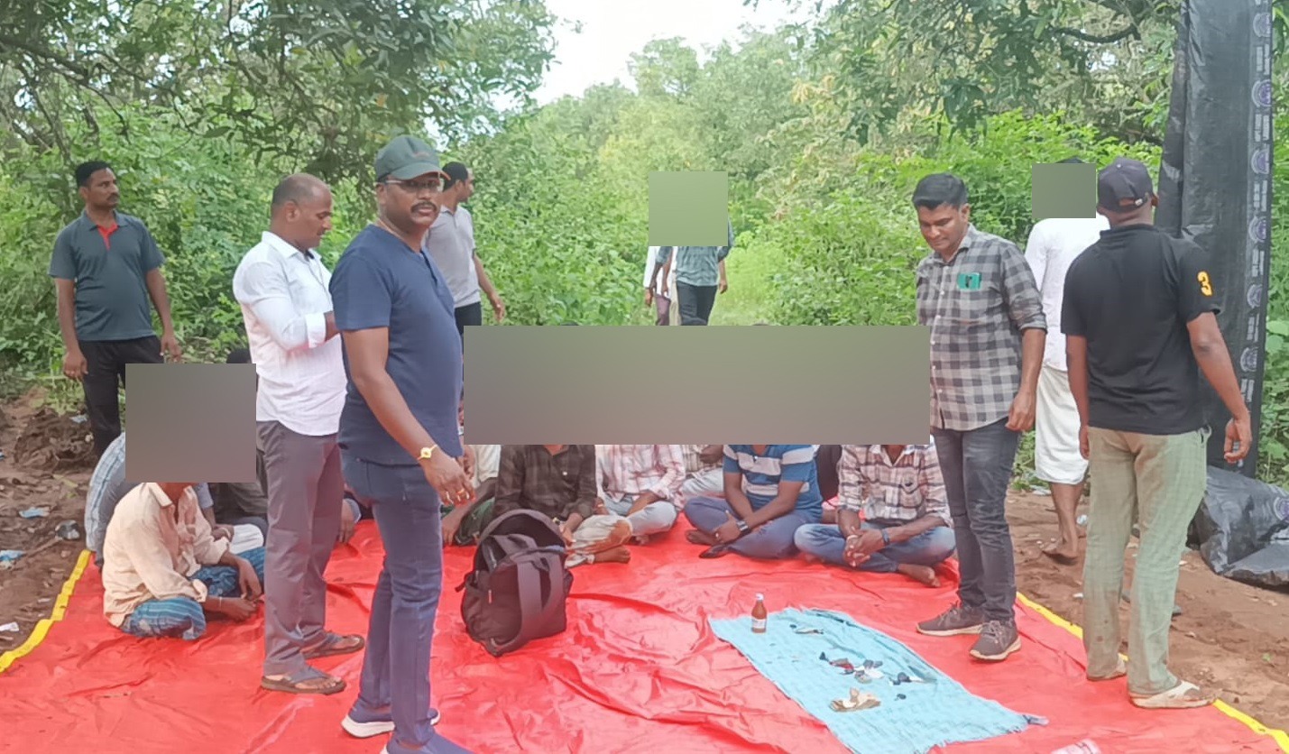 మామిడితోటలో పేకాట ఆడుతున్న వారిపై టాస్క్ ఫోర్స్ పోలీసుల రైడ్