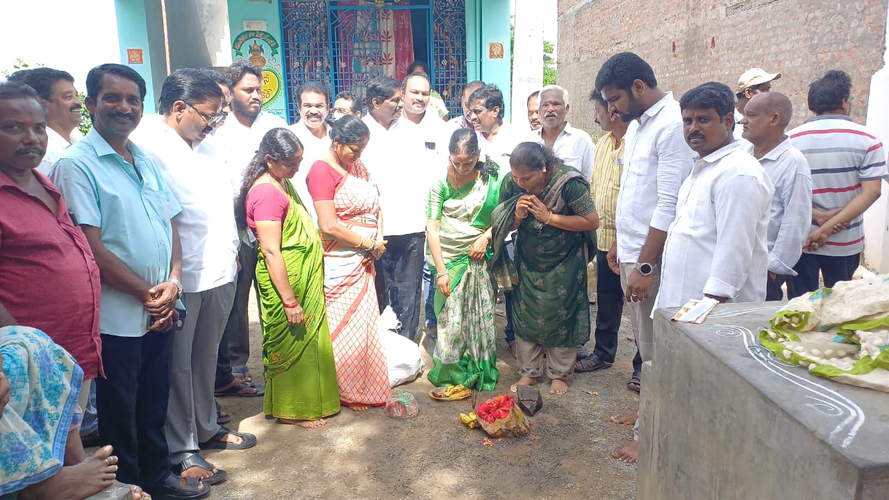 చీపురుపల్లి పట్టణం,లావేరురోడ్,గాజులవీధి,(చెరువుగట్టు) వీధిలో జడ్పీ నిధులతో (5లక్షల రూపాయలు)సీసీ రోడ్ మరియు సీసీ డ్రైనేజి నిర్మాణానికి శంకుస్థాపన చేసిన జడ్పీటీసీ వలిరెడ్డి శిరీష