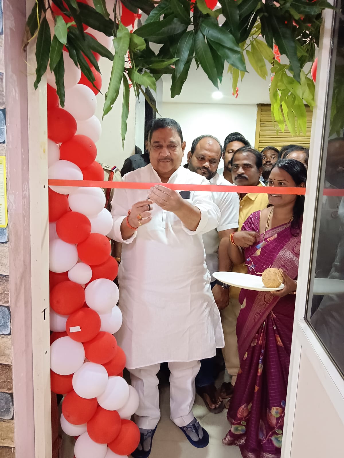 నూతన హోటల్ ప్రారంభోత్సవంలో ఎమ్మెల్యే కళావెంకటరావు గారు!
