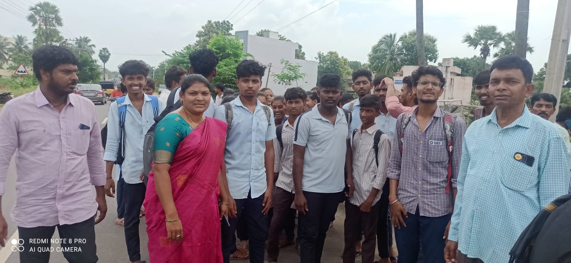 బస్సు సౌకర్యం లేక ఇబ్బందులు పడుతున్న విద్యార్థులు.