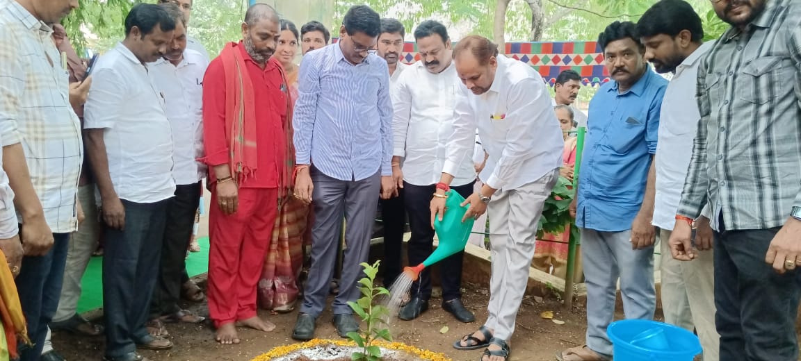 వనమహోత్సవ కార్యక్రమంలో గౌరవ జిల్లా పరిషత్ చైర్పర్సన్ శ్రీ  శ్రీనివాసరావు (చిన్న శ్రీను)