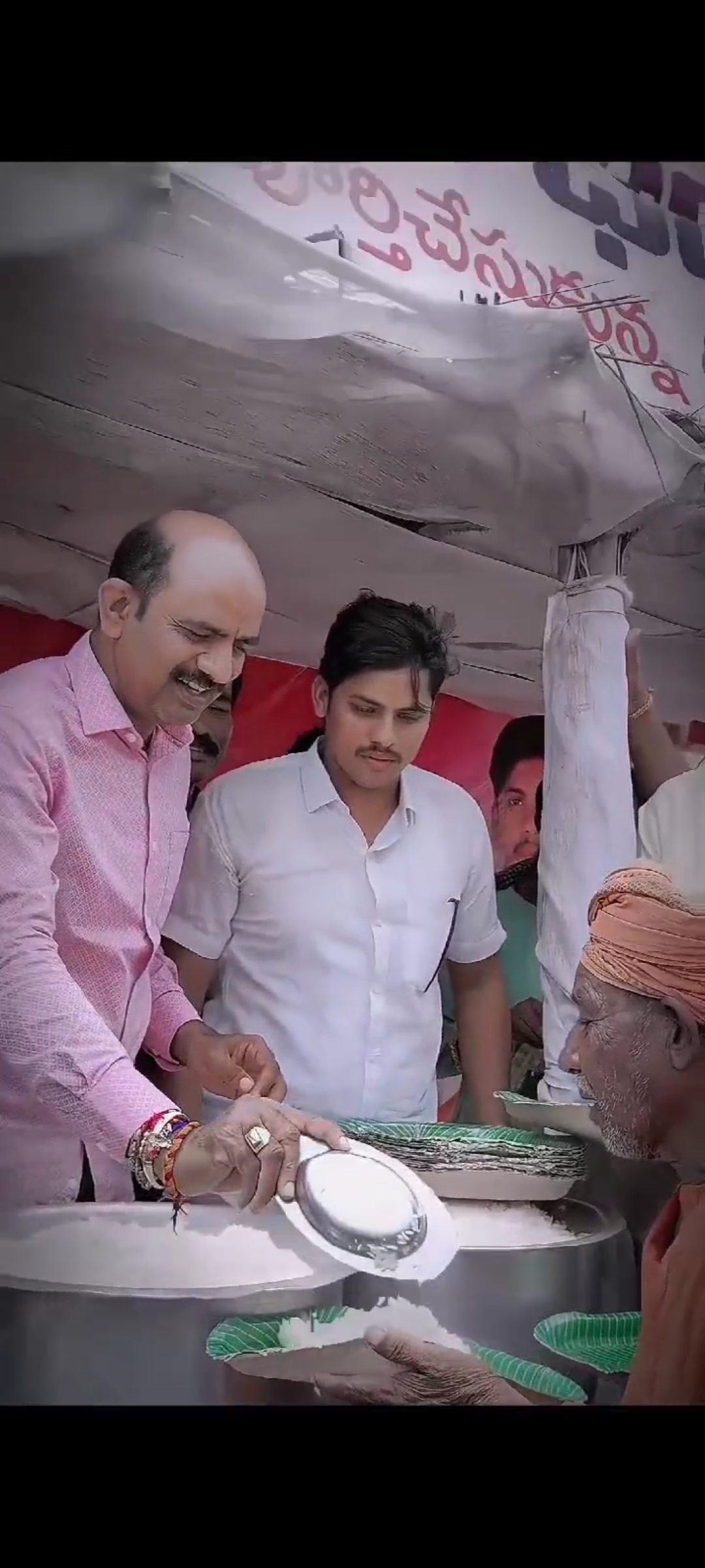జనసేన యువ నాయకులు గొర్ల సూర్య నిర్వహిస్తున్న డొక్కా సీతమ్మ ఉచిత అన్నదాన కార్యక్రమం