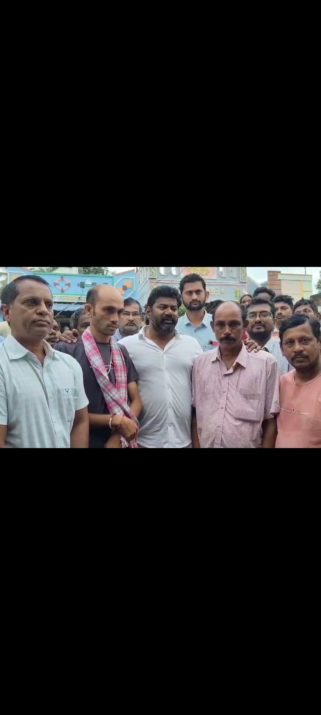 బాధిత కుటుంబానికి కోటి రూపాయల చెక్కు అందజేత