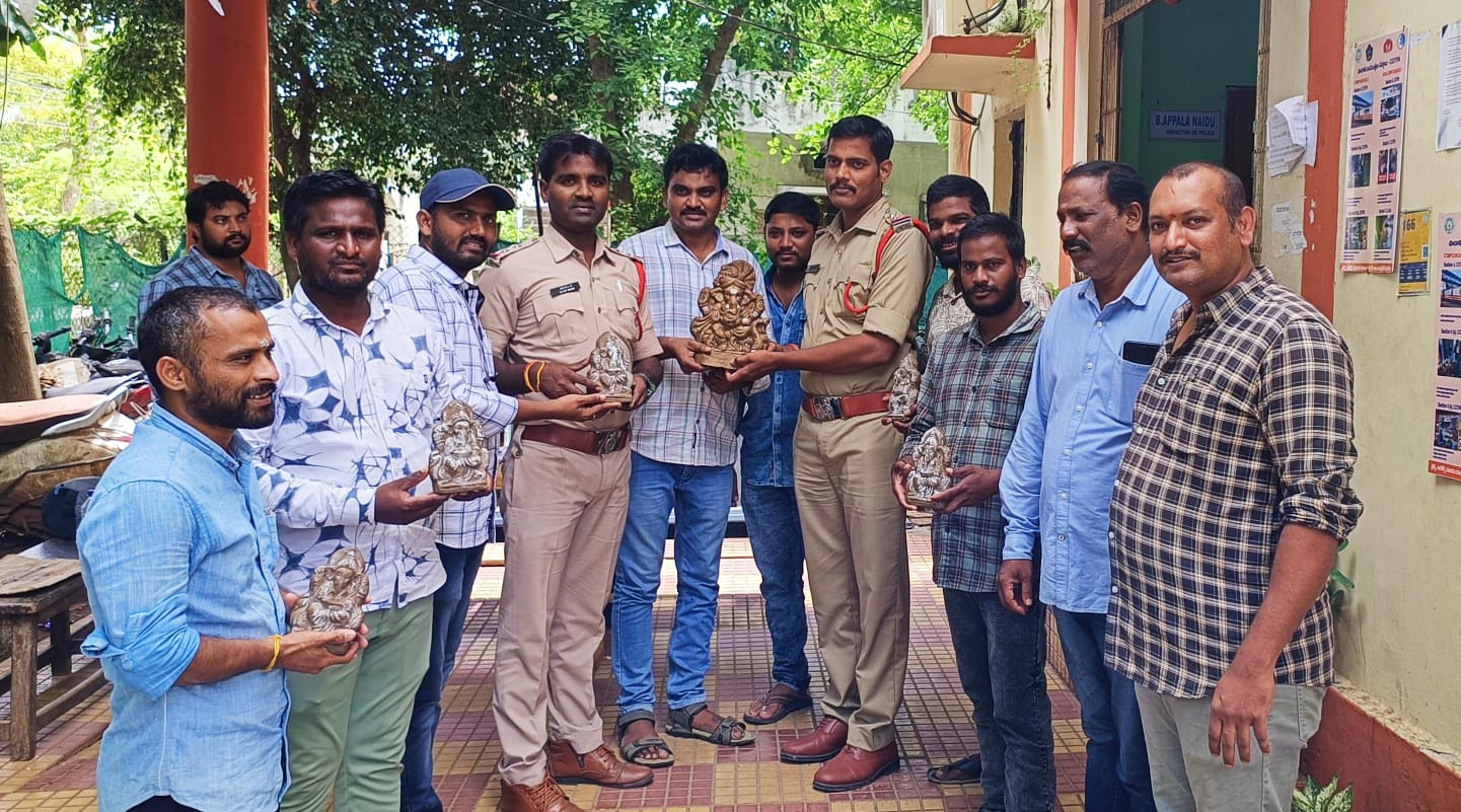 జనసేన పార్టీ ఆధ్వర్యంలో మట్టి గణపతి మహాగణపతి కార్యక్రమం
