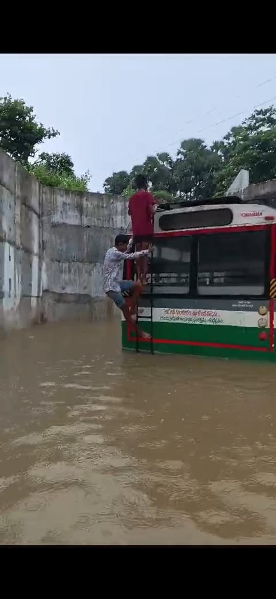 బస్ నీటిలో మునక
