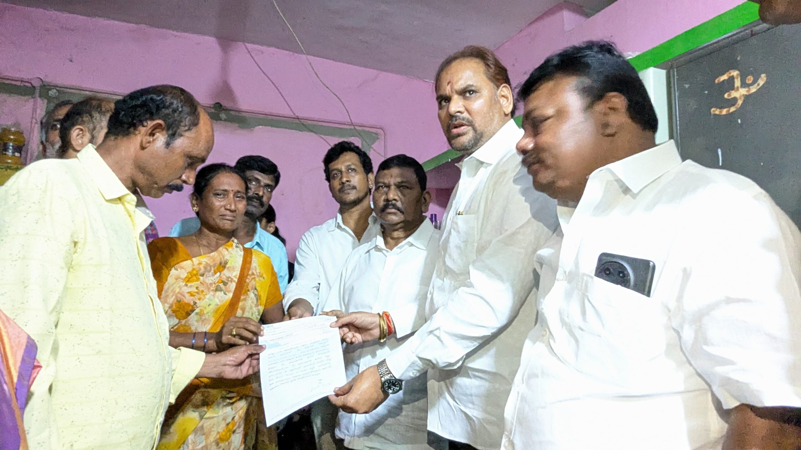 బాధిత కుటుంభానికి 5లక్షల రూపాయల చెక్కు