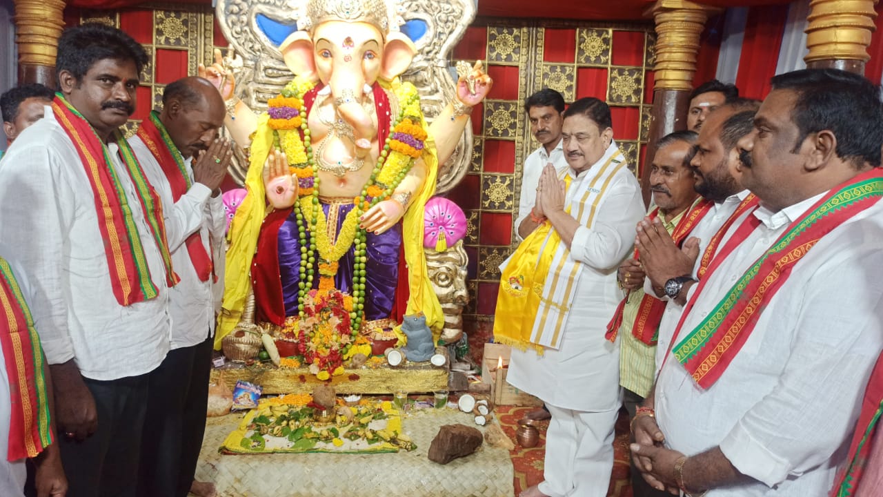 పూజా కార్యక్రమాల్లో పాల్గొన్న చీపురుపల్లి నియోజకవర్గ శాసనసభ్యుడు కిమిడి కళావెంకటరావు