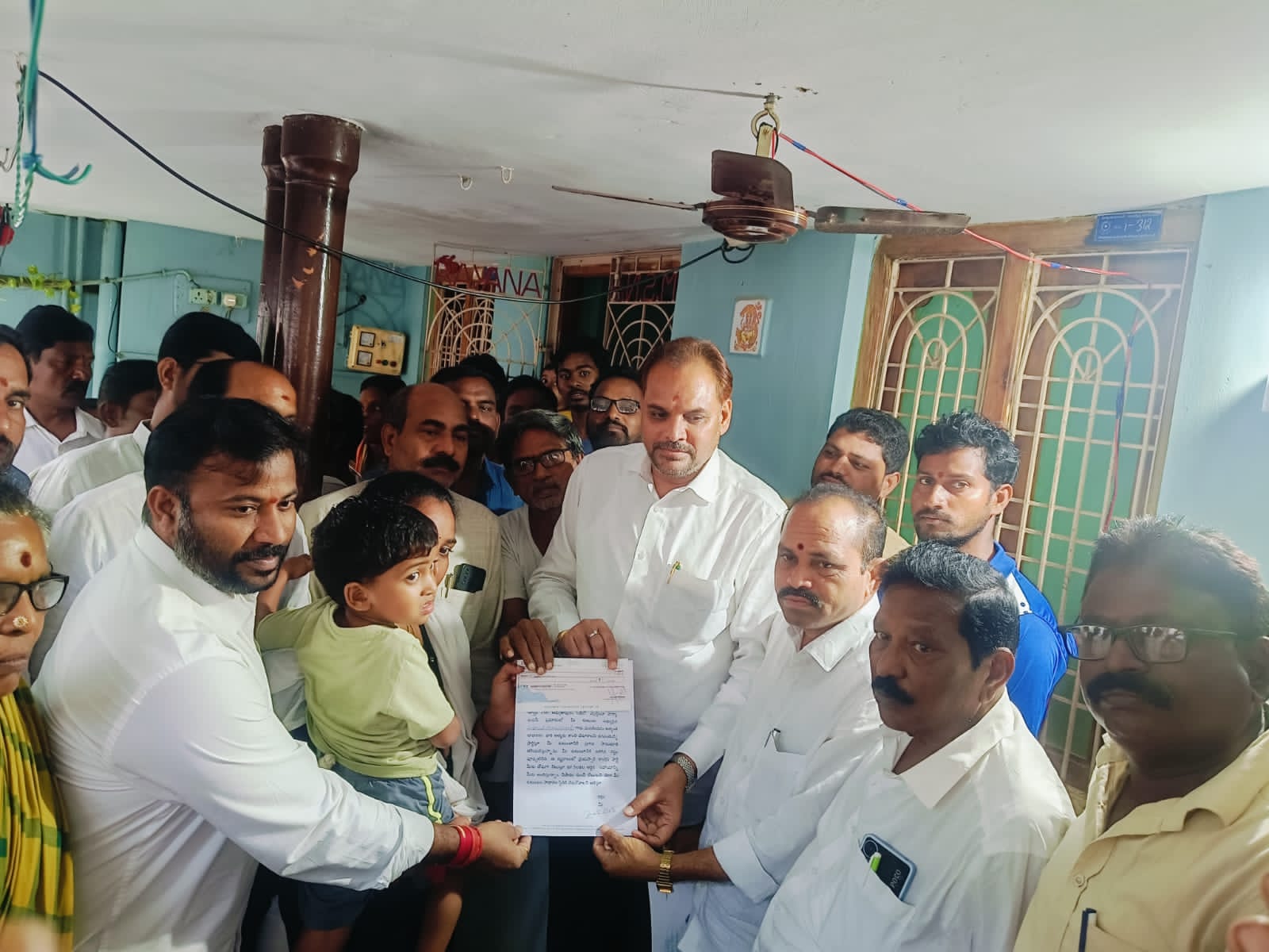 బాధిత కుటుంభానికి 5లక్షల రూపాయల చెక్కును వాళ్ల భార్య కి అందజేసిన జిల్లా పరిషత్ చైర్మన్ *గౌ”శ్రీ మజ్జి శ్రీనివాసరావు