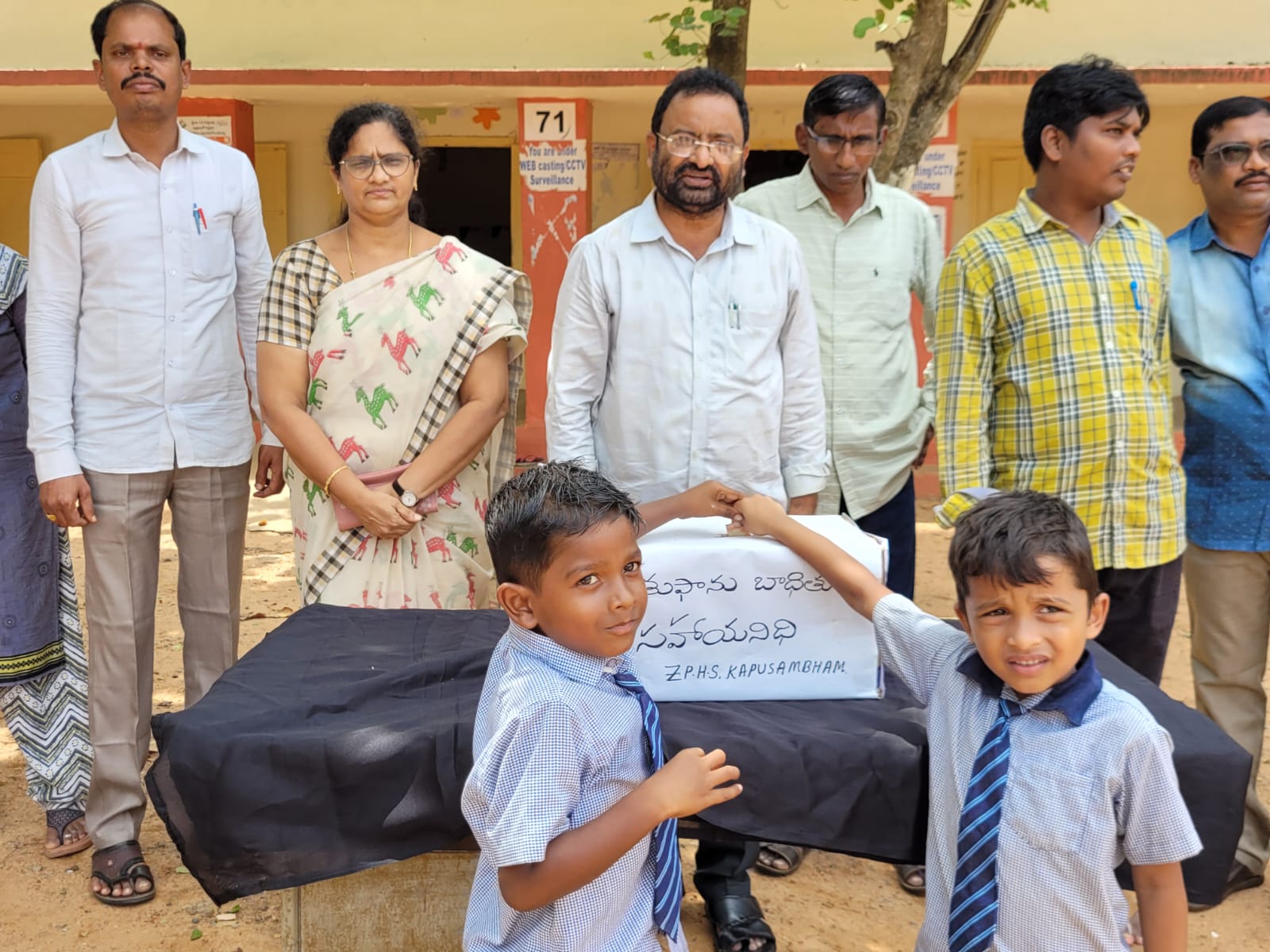 వరద బాధితులకు కాపుశంభం విద్యార్థులు ఉపాధ్యాయులు వితరణ*