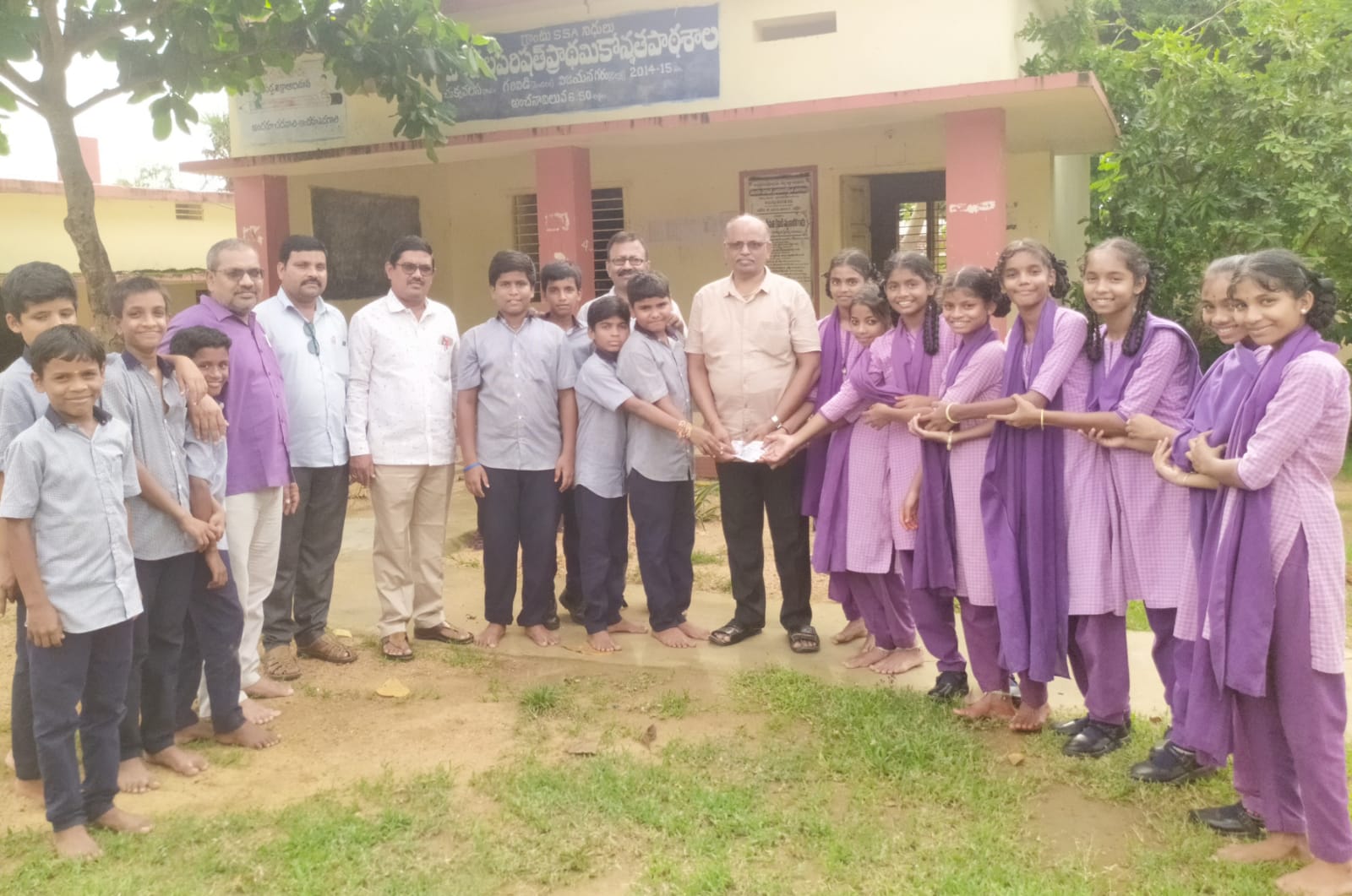 చిన్ని చేతులు….. పెద్ద మనసులు