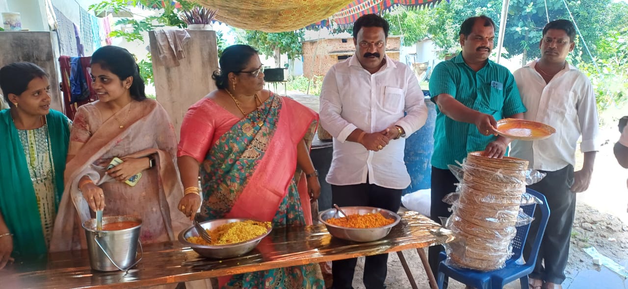 చీపురుపల్లిలో అన్నదాన కార్యక్రమం