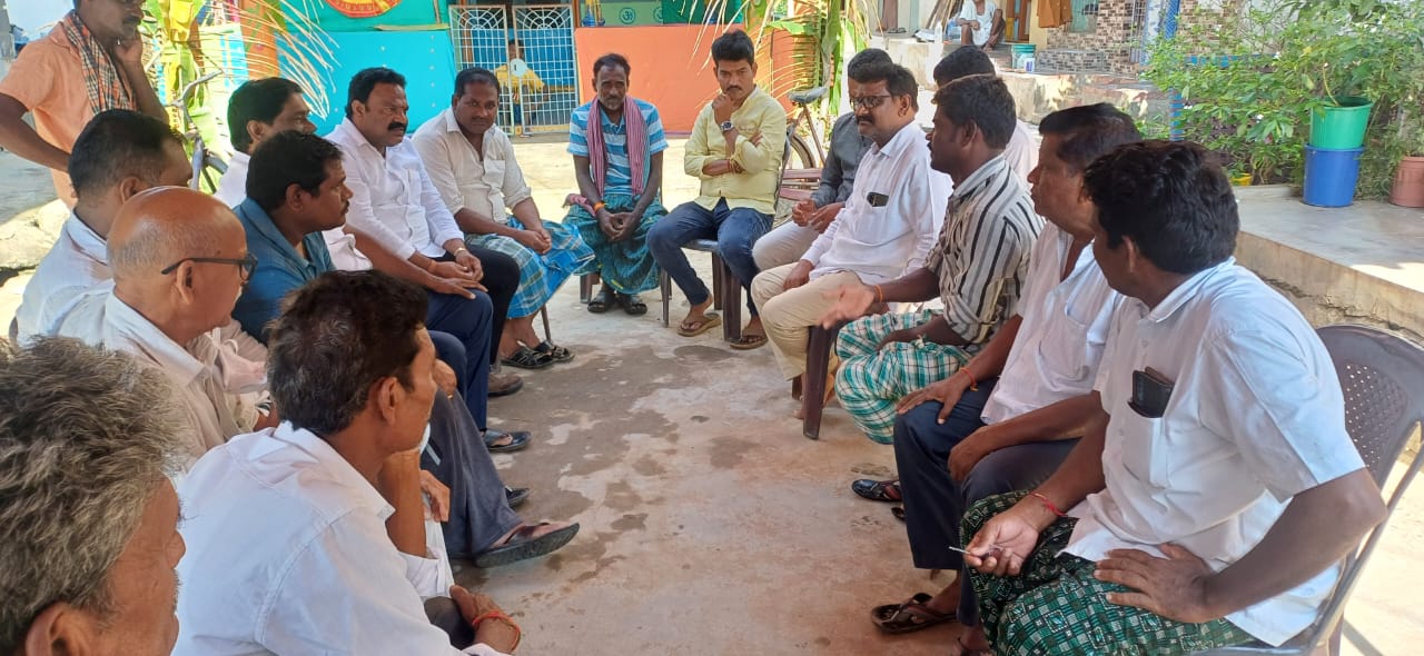 డి. ఈ. ఓ.  కుటుంబాన్ని పరామర్శించిన వైస్సార్సీపీ నాయకులు