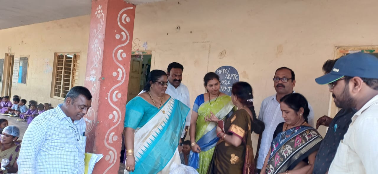 గ్రామసందర్శన కార్యక్రమం లో పాల్గొన్న               ఎంపీపీ, జడ్పీటీసీ