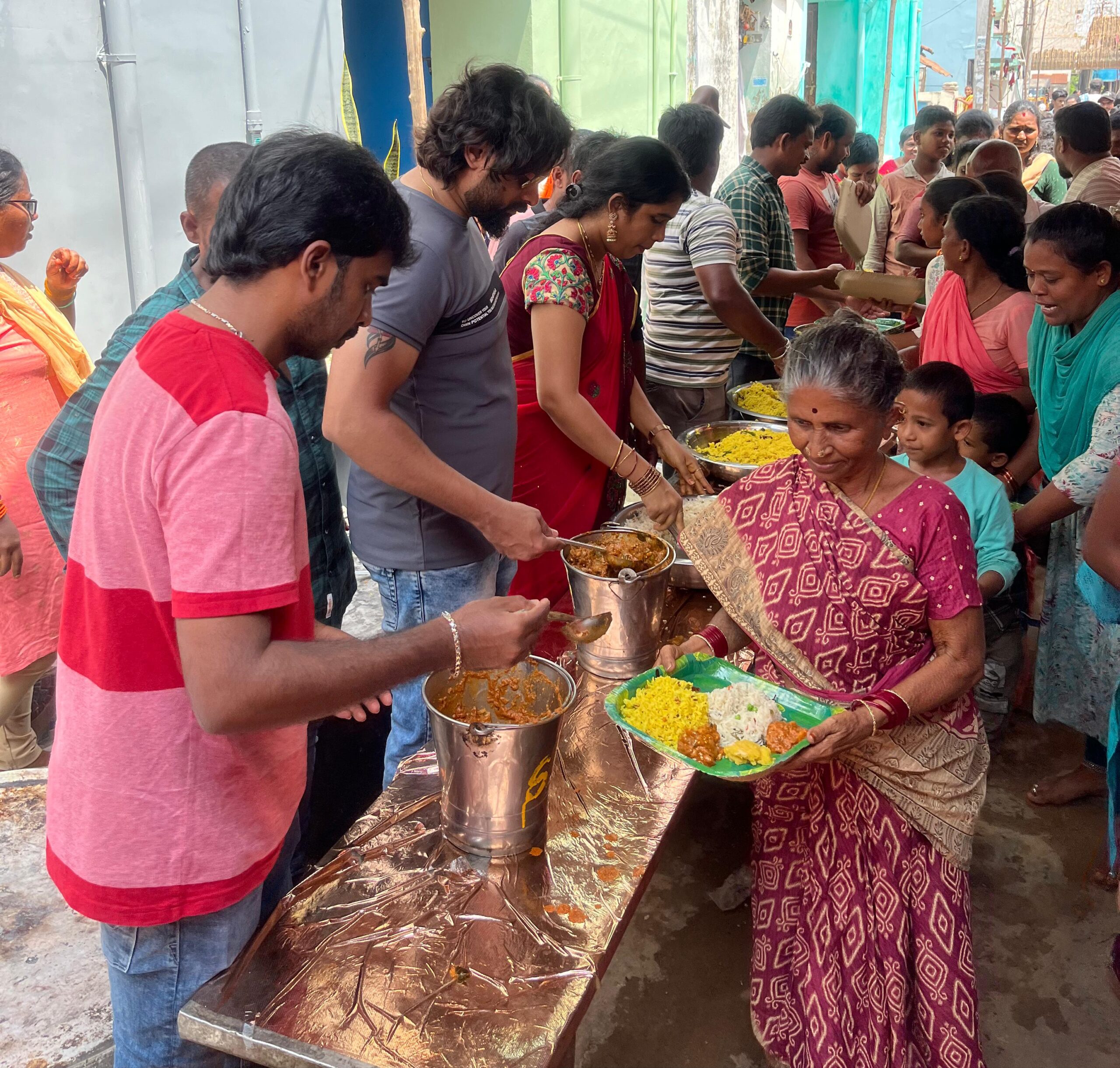 చీపురుపల్లి లో అన్న సమారాధన