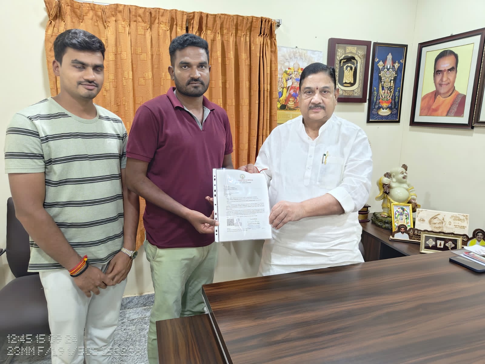 ఎల్వొసి చెక్ ను అందజేసిన ఎమ్మెల్యే కళావెంకటరావు