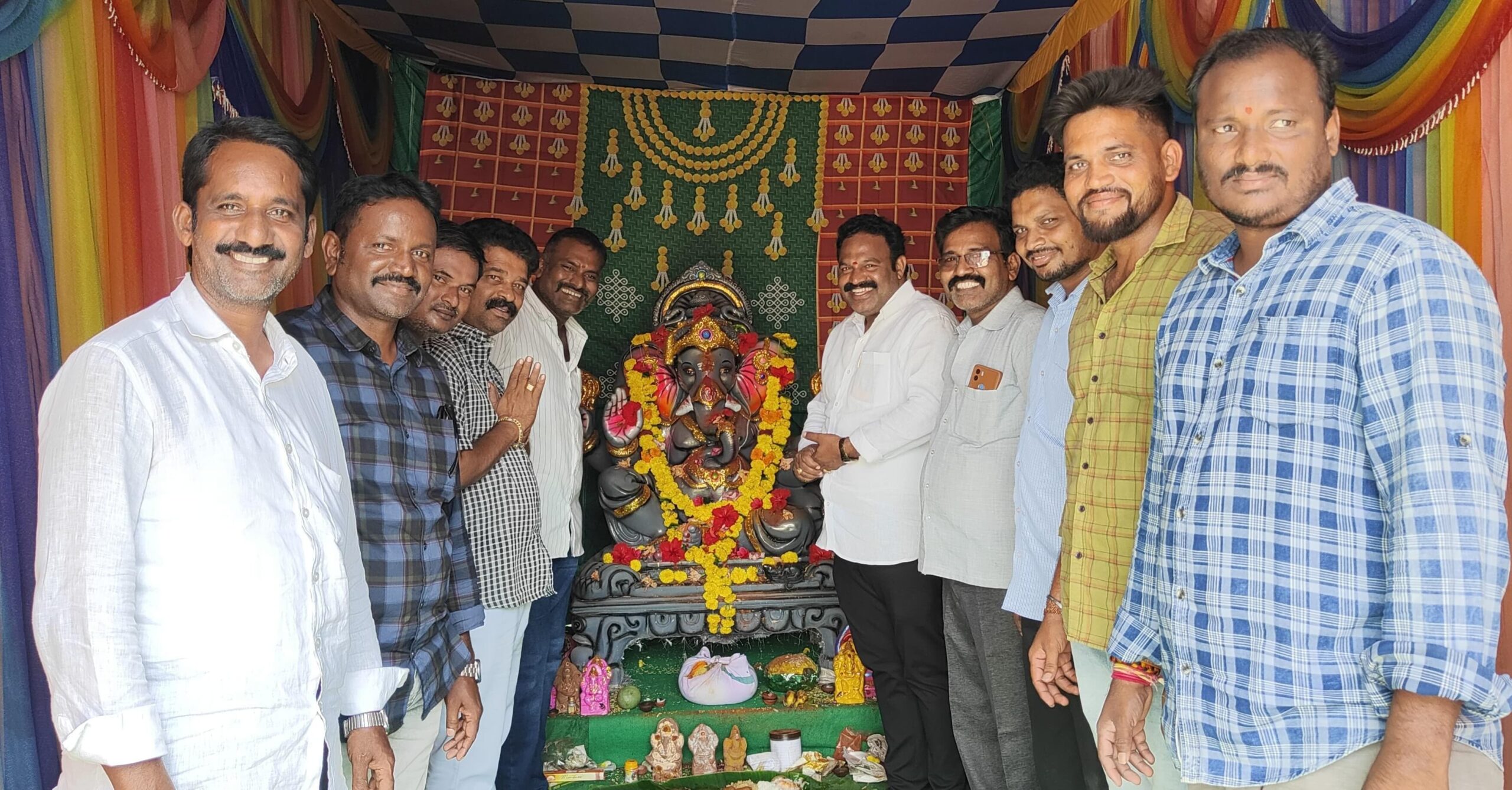 శ్రీ గణనాధుని అన్నదాన కార్యక్రమంలో పాల్గొన్న వైసీపీ నాయకులు*
