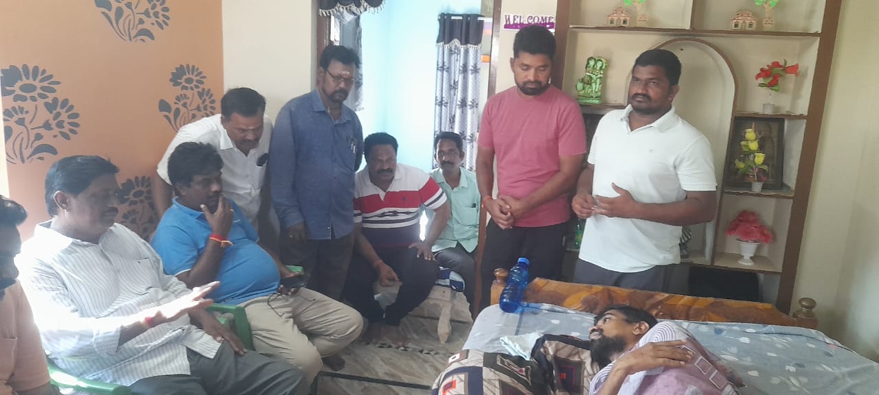 ఇటీవలే ప్రమాదంలో సర్వం కోల్పోయిన కుటుంబాన్ని పరామర్శించిన వైస్సార్సీపీ నాయకులు