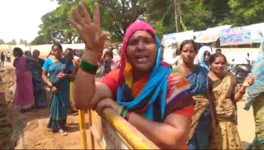 తన గ్రామాలకు సర్వీస్ రోడ్డు కావాలని నాలుగు గ్రామాల ప్రజలు ఈరోజు చీపురుపల్లిలో నిర్మిస్తున్న రైల్వే ఓవర్ బ్రిడ్జి వద్ద ధర్నా