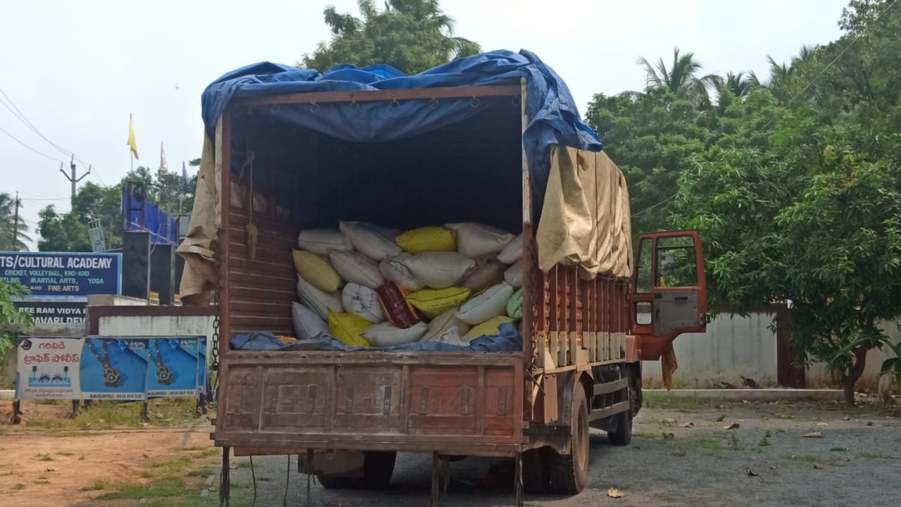పిడిఎఫ్ రైస్ అక్రమ రవాణా పట్టుకున్న విజిలెన్స్ అధికారులు
