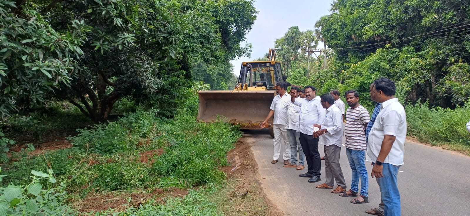 గురజాడ స్ఫూర్తిగా రోడ్డుకు ఇరువైపులా పెరిగిన మొక్కలును (జంగిల్) క్లియర్ చేయిస్తున్న –  వలి రెడ్డి శ్రీనివాస నాయుడు*