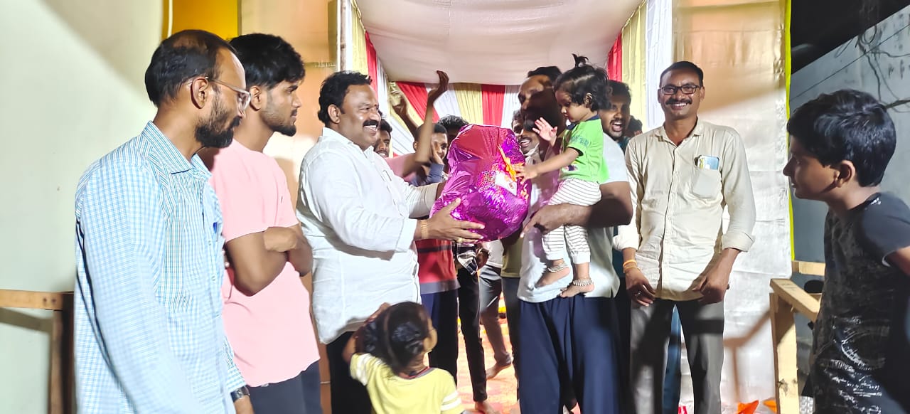 పిల్లలకు బహుమతులు అందజేసిన జడ్పీటీసీ ప్రతినిధి వలిరెడ్డి రెడ్డి శ్రీనివాసనాయుడు