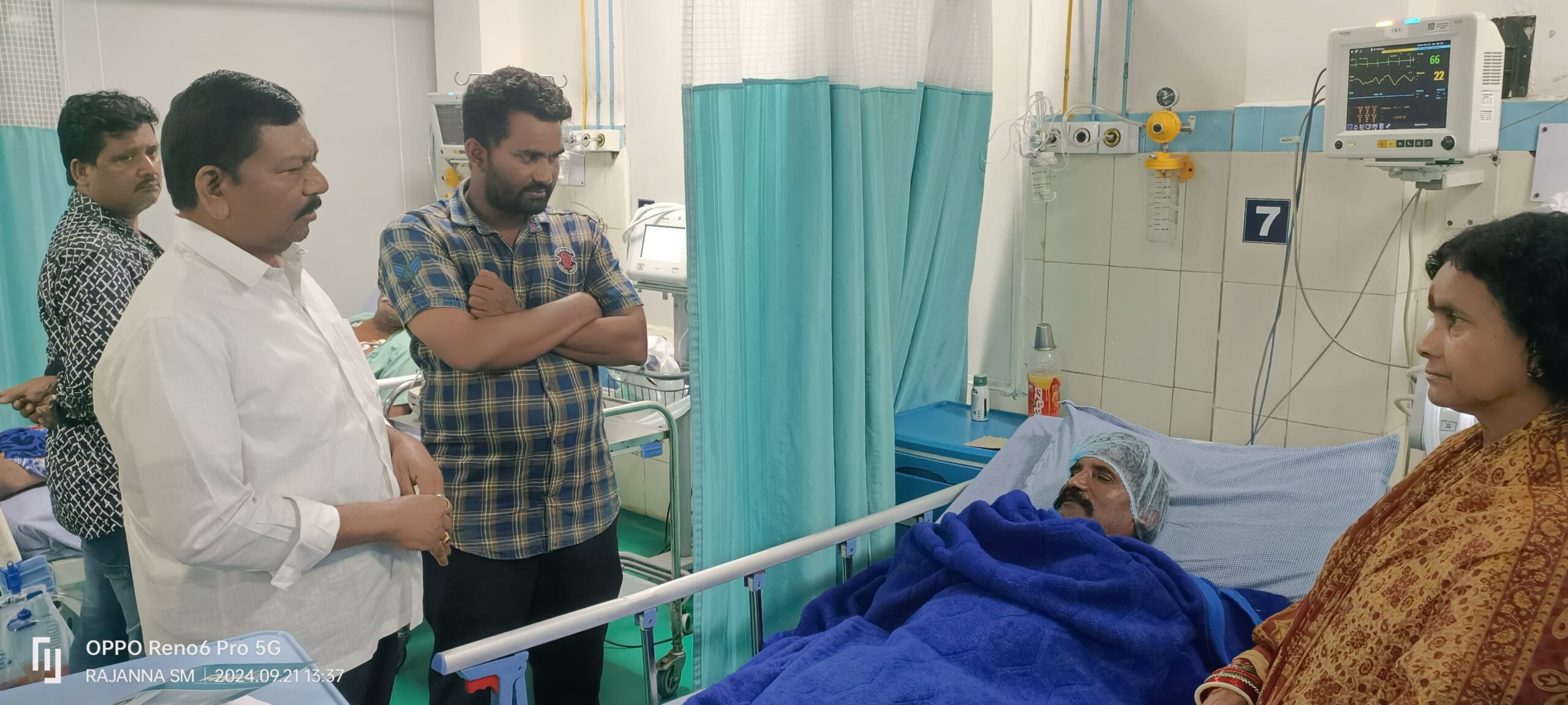 ఆసుపత్రిలో వైద్యం పొందుతున్న 3వ వార్డు కౌన్సిలర్ తాడ్డి.శంకర్ రావు గారిని పరామర్శించిన మాజీ డిప్యూటీ సీఎం రాజన్నదొర             
