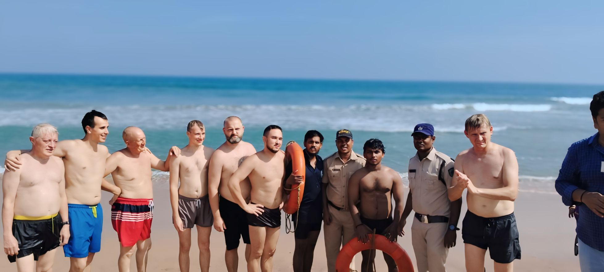 యరాడ బీచ్ లో విదేశీ పర్యాటకులకు తప్పిన ప్రమాదం..