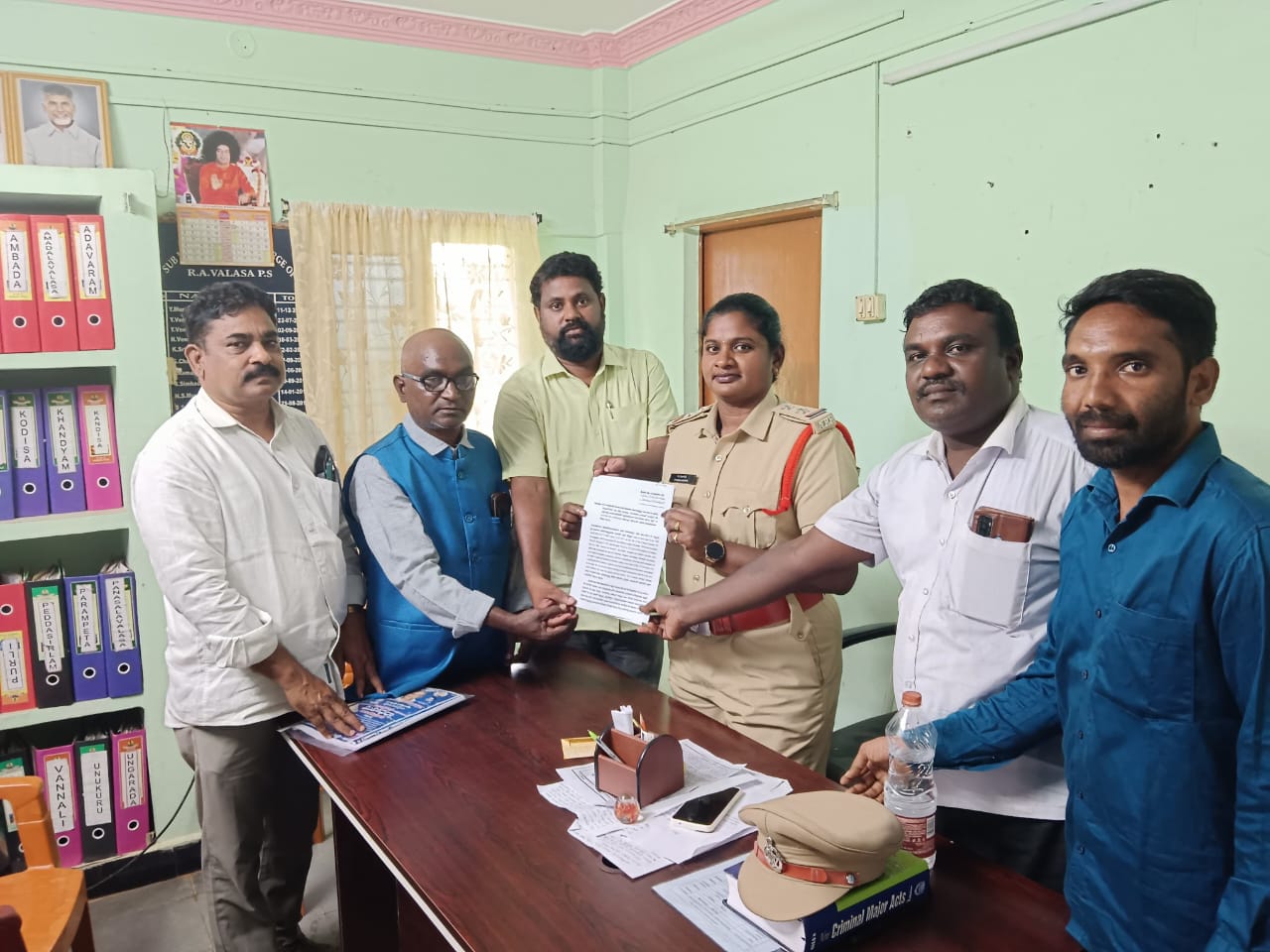 ఎమ్మెల్యే రఘురామకృష్ణం రాజుని తక్షణమే అరెస్టు చేయాలి*
