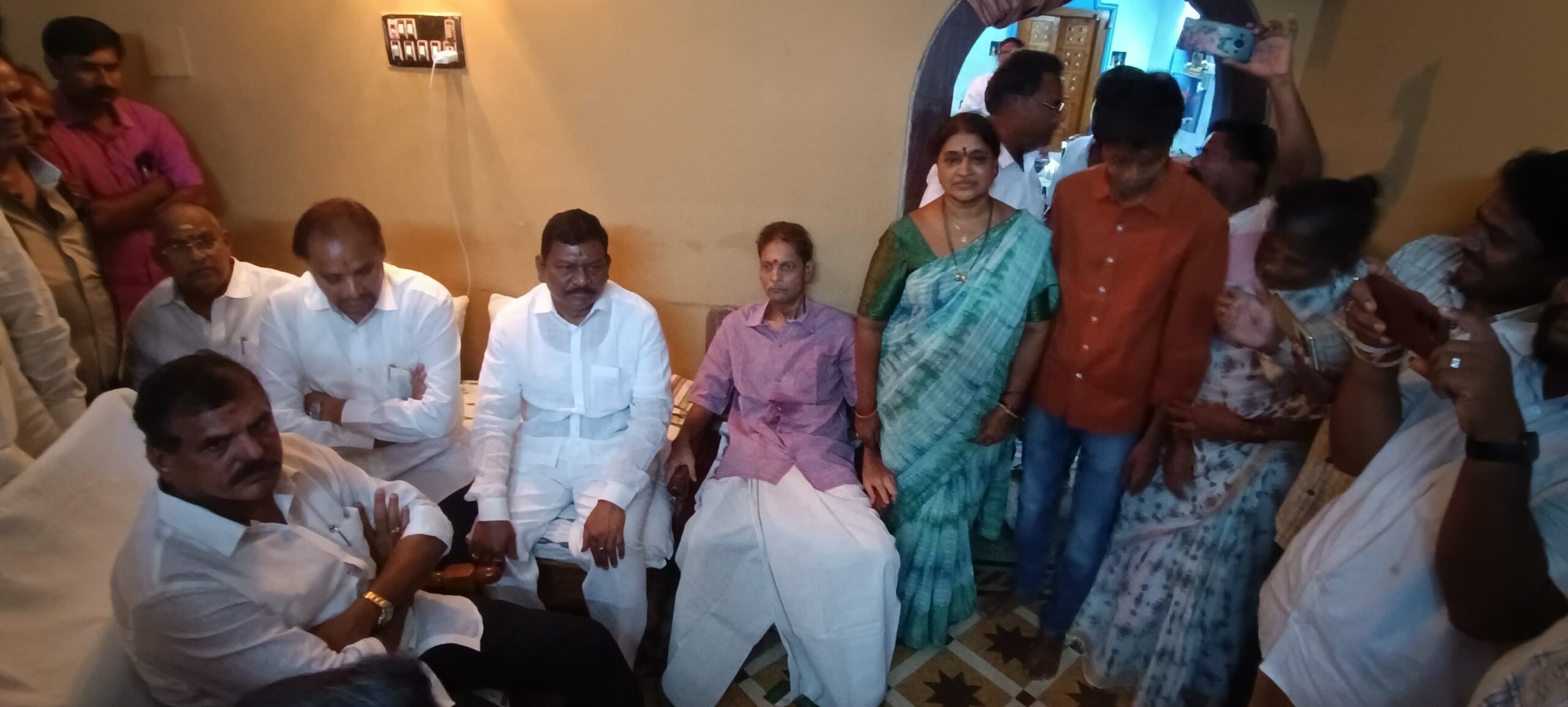 సాలూరు పట్టణ అర్బన్ బ్యాంక్ మాజీ చైర్మన్ పువ్వల.నాగేశ్వరరావు ను పరామర్శించిన బొత్స సత్యనారాయణ