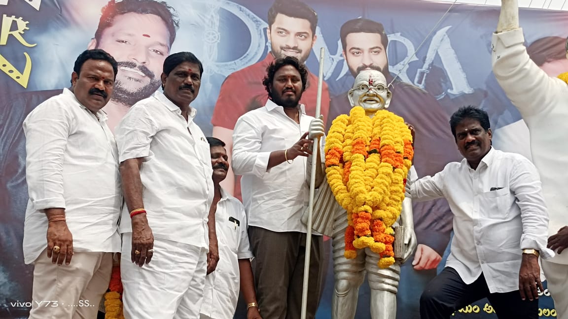 గాంధీ సెంటర్లో గల మహాత్మా గాంధీ విగ్రహానికి పూలమాలలు వేసి నివాళులు అర్పించారు