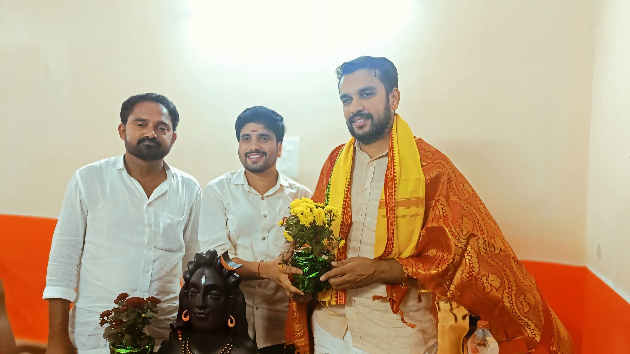 *కే కే ఆటో కన్సల్టెన్సీ ని సందర్శించిన టీడీపీ జిల్లా పార్టీ అధ్యక్షులు శ్రీ కిమిడి నాగార్జున *