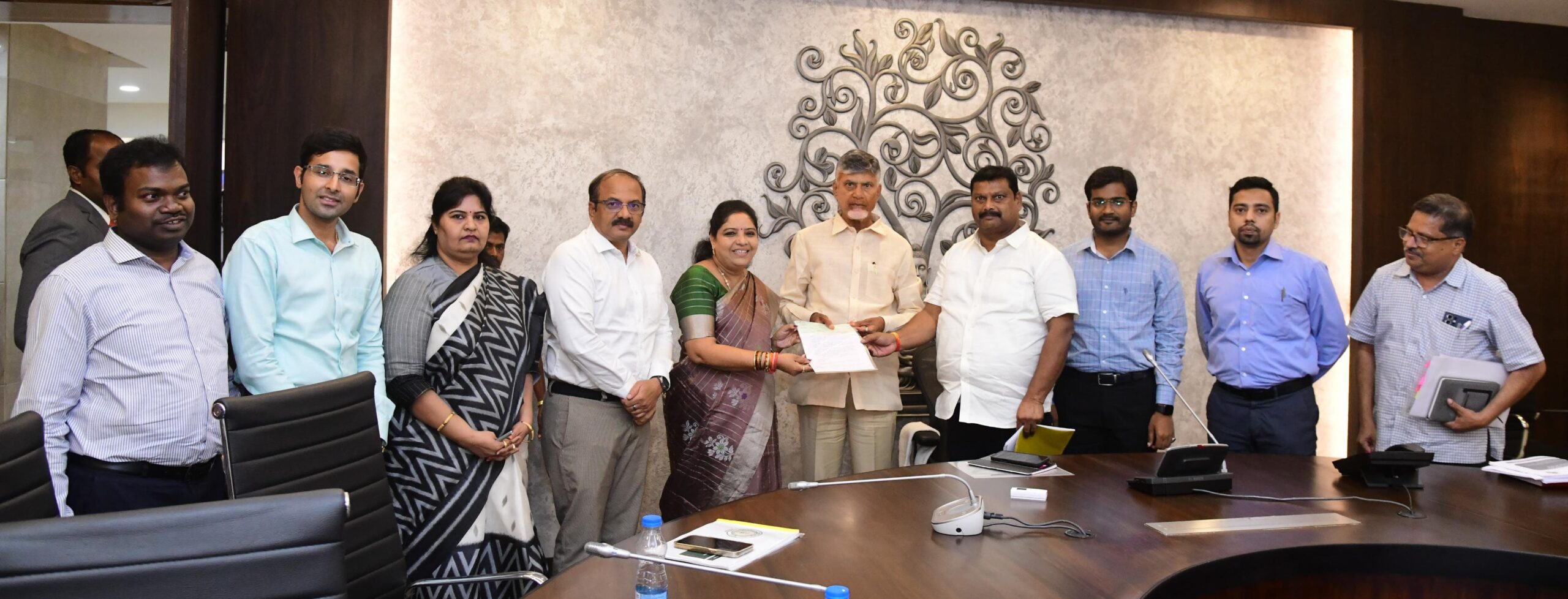 గొప్ప మనసు చాటుకున్న గిరిజన విద్యార్థులు*