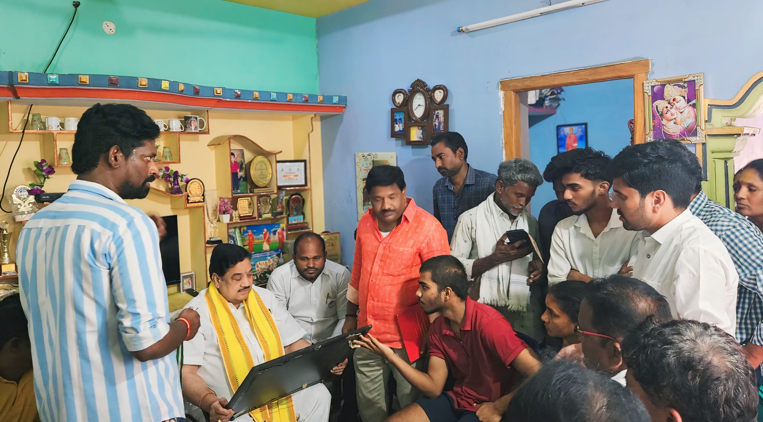 సామాజిక కార్యకర్త రెడ్డి రమణ గారి కుటుంబాన్ని పరామర్శించిన ఎమ్మెల్యే కళావెంకటరావు గారు