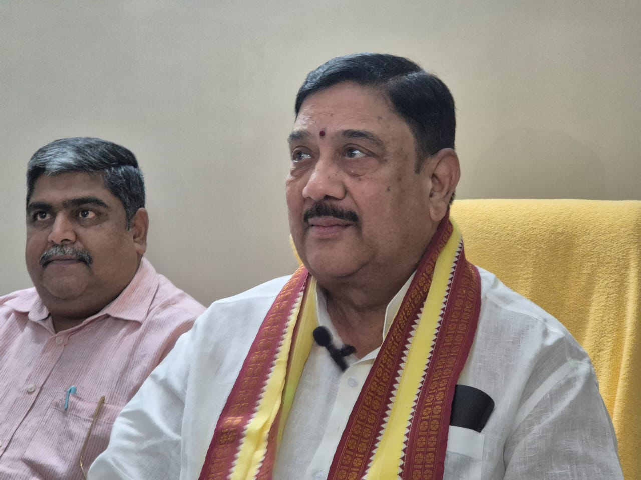 జగన్మోహన్ రెడ్డి మీడియా ముఖంగా పోలీసులపై చేసిన వ్యాఖ్యలను చీపురుపల్లి ఎమ్మెల్యే కిమిడి కళా వెంకటరావు ఖండించారు