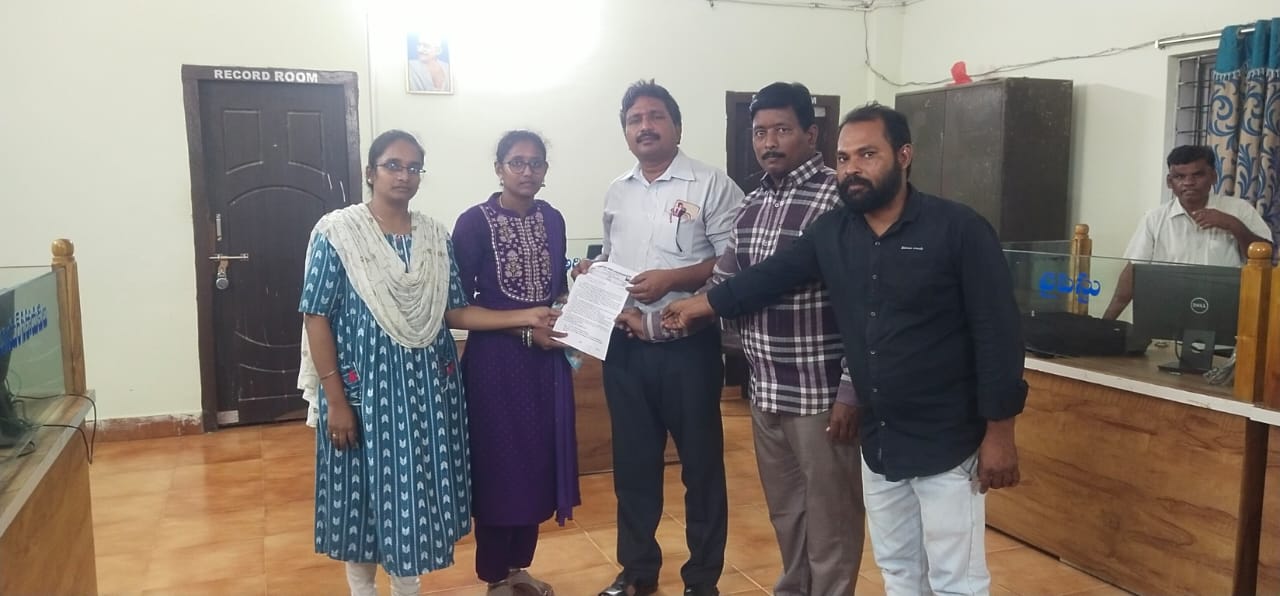 తమ డిమాండ్లు పరిష్కరించాలని చీపురుపల్లి మండల 104 సిబ్బంది చీపురుపల్లి మండలం MRO  గారికి మరియు M P D O గారికి వినతిపత్రం అందచేశారు.