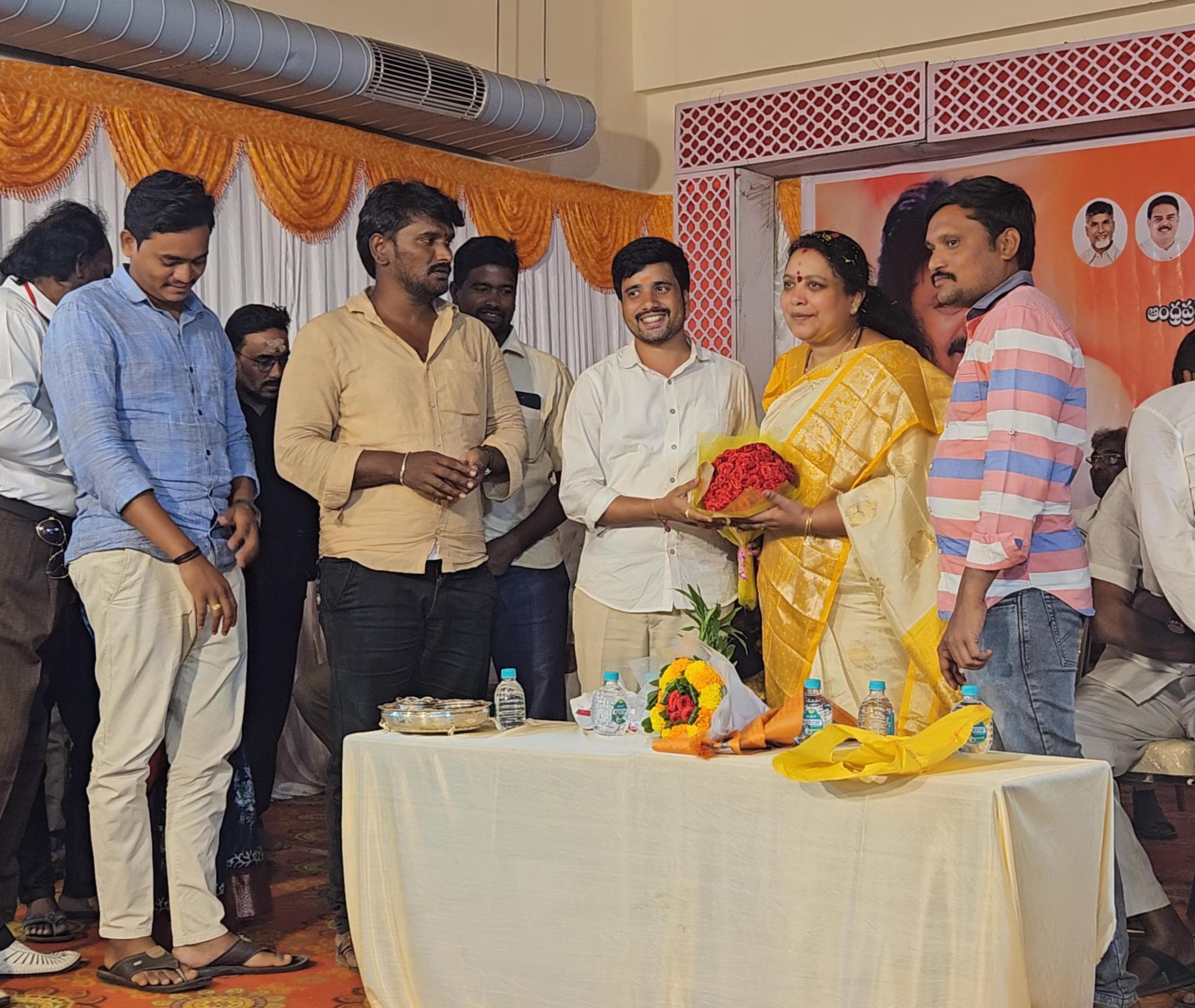 శ్రీమతి పాలవలస యశస్వి గారిని సన్మానిస్తున్న జనసేన జిల్లా కోఆర్డినేటర్ కోట్ల కృష్ణ