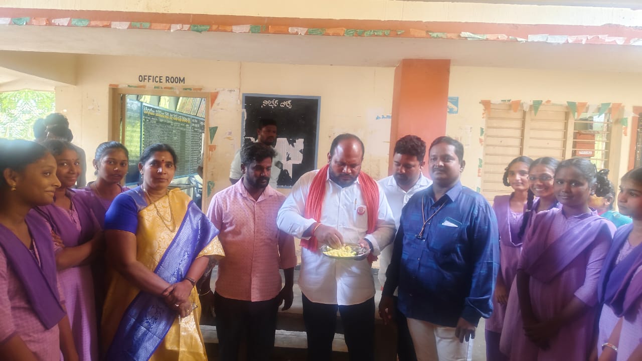 డొక్కా సీతమ్మ గారి మధ్యాహ్న భోజన పథకం అమలు తీరు పరిశీలించిన చీపురుపల్లి నియోజకవర్గం జనసేన పార్టీ ఇంచార్జ్ శ్రీనివాసరావు