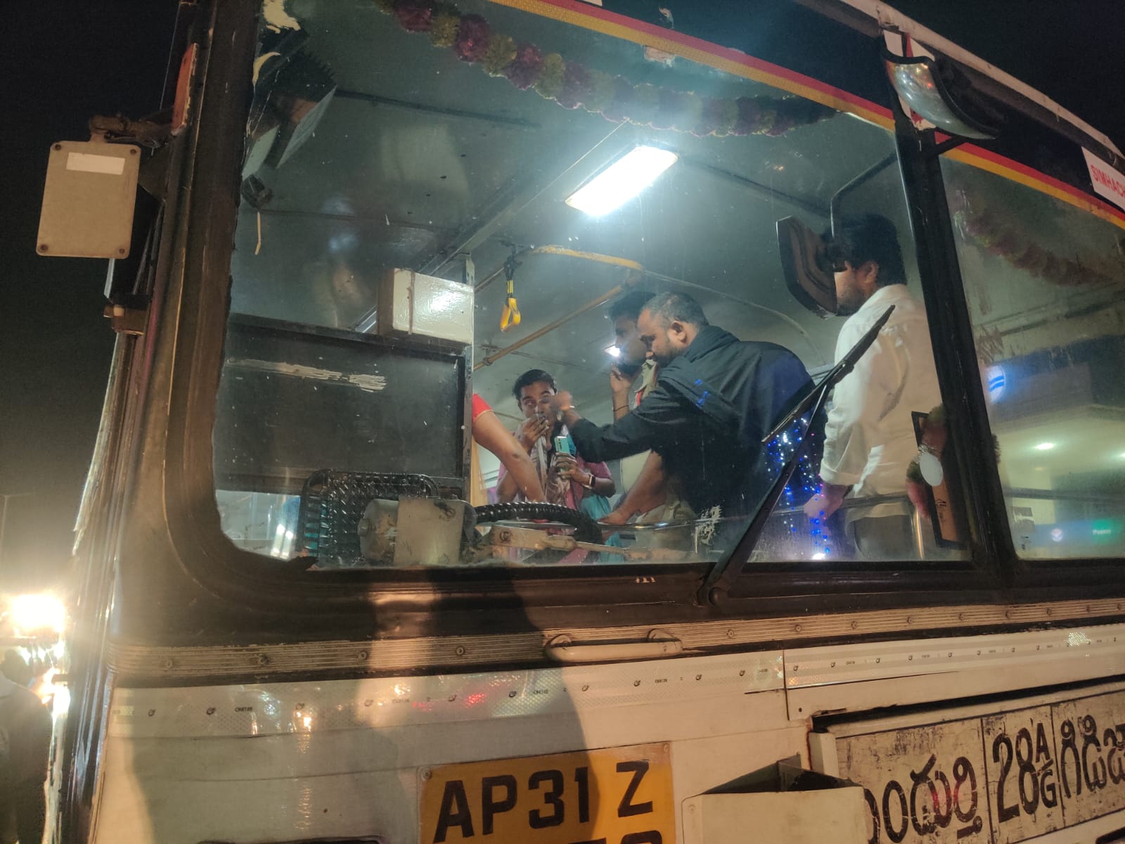 విశాఖలో దారుణం: బస్సులో మహిళలపై యాసిడ్ దాడి?