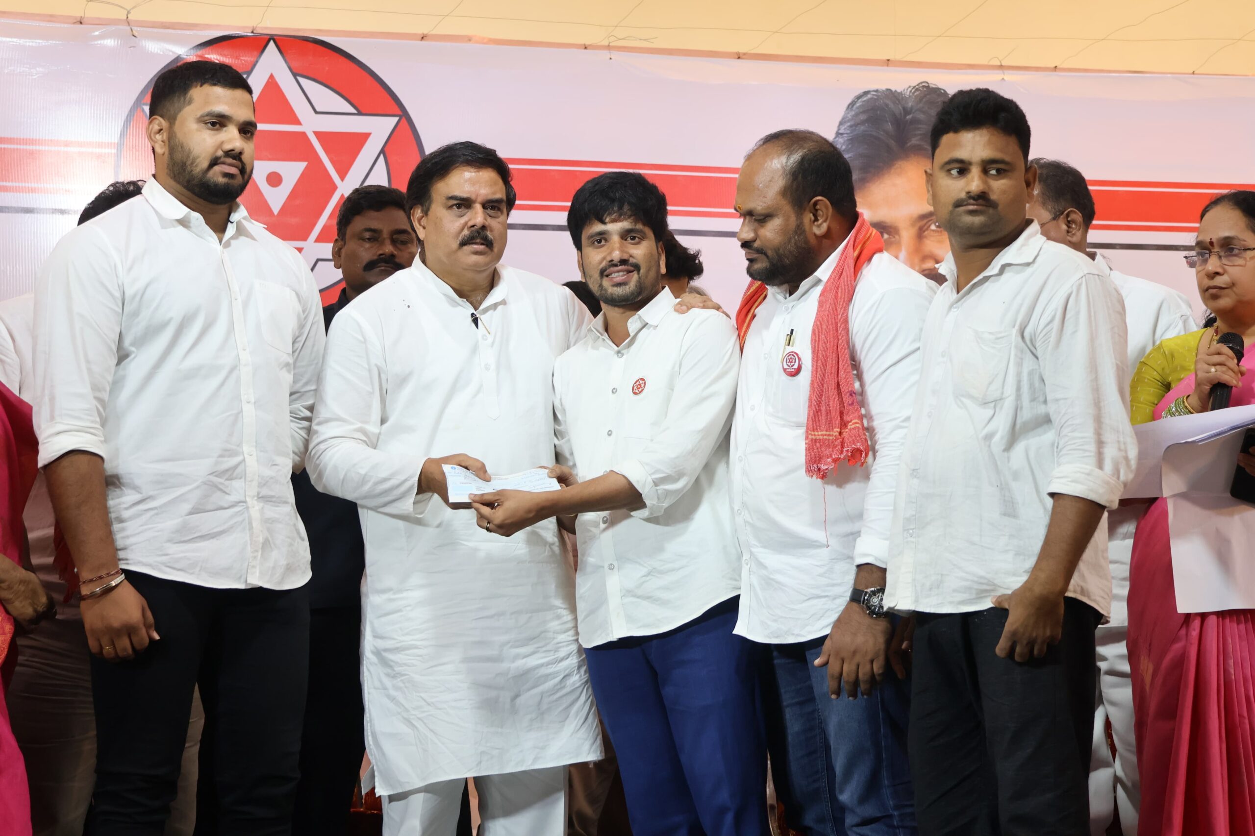 మంత్రి నాదెళ్ల మనోహర్ చేతుల మీదుగా 5 లక్షల చెక్కును అందుకున్న జిల్లా కో-ఆర్డినేటర్ కోట్ల కృష్ణ