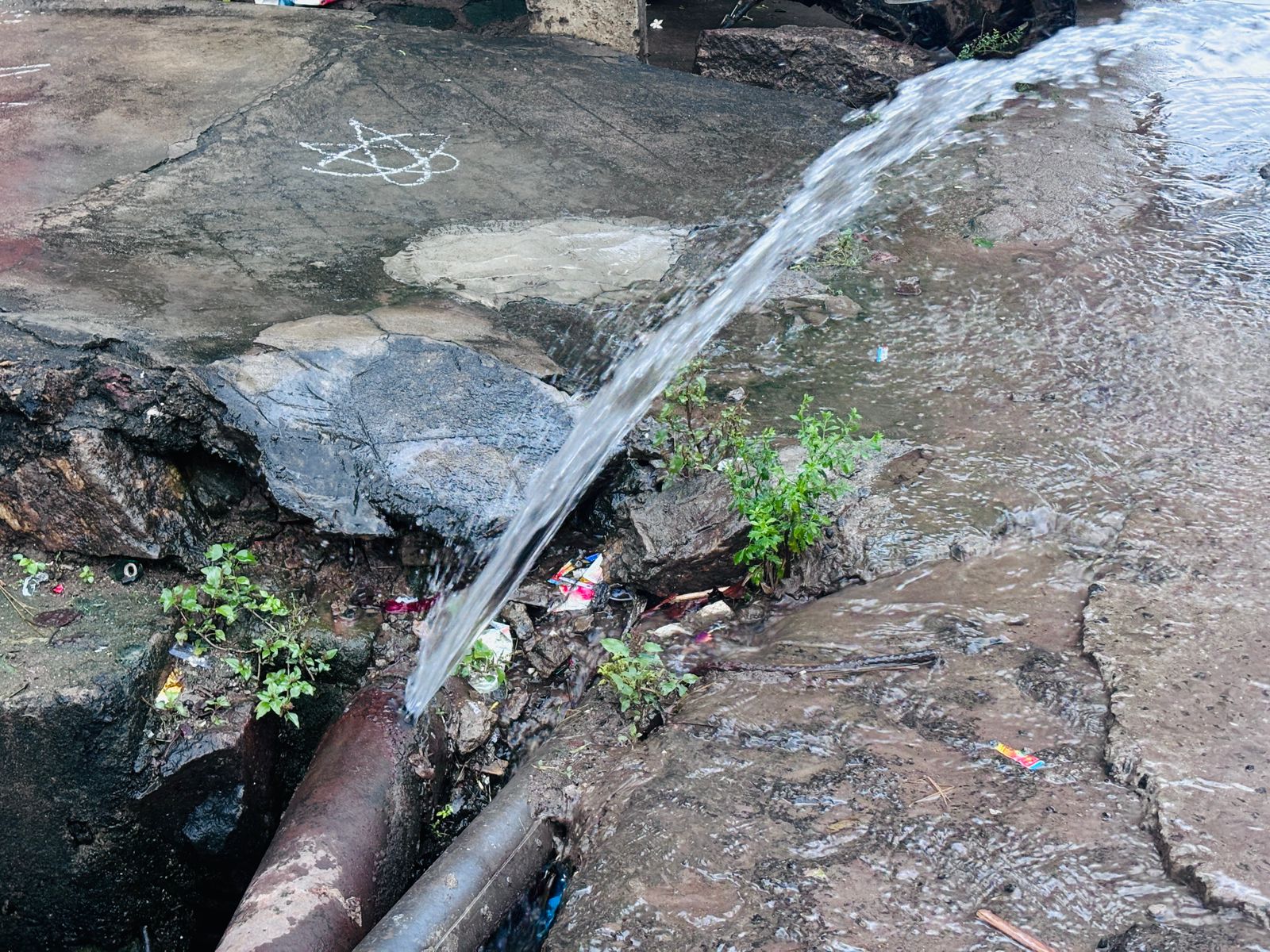 వృధాగా పోతున్న త్రాగునీరు