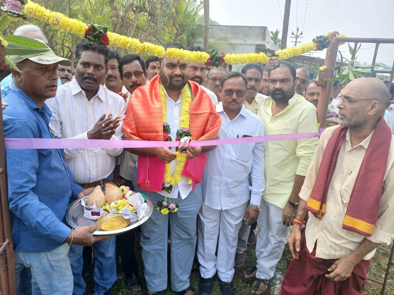 300 ఉచిత విద్యుత్ హౌసింగ్ మీటర్లును స్థానికులకు పంపిణి చేసిన టిడిపి యువనాయకులు