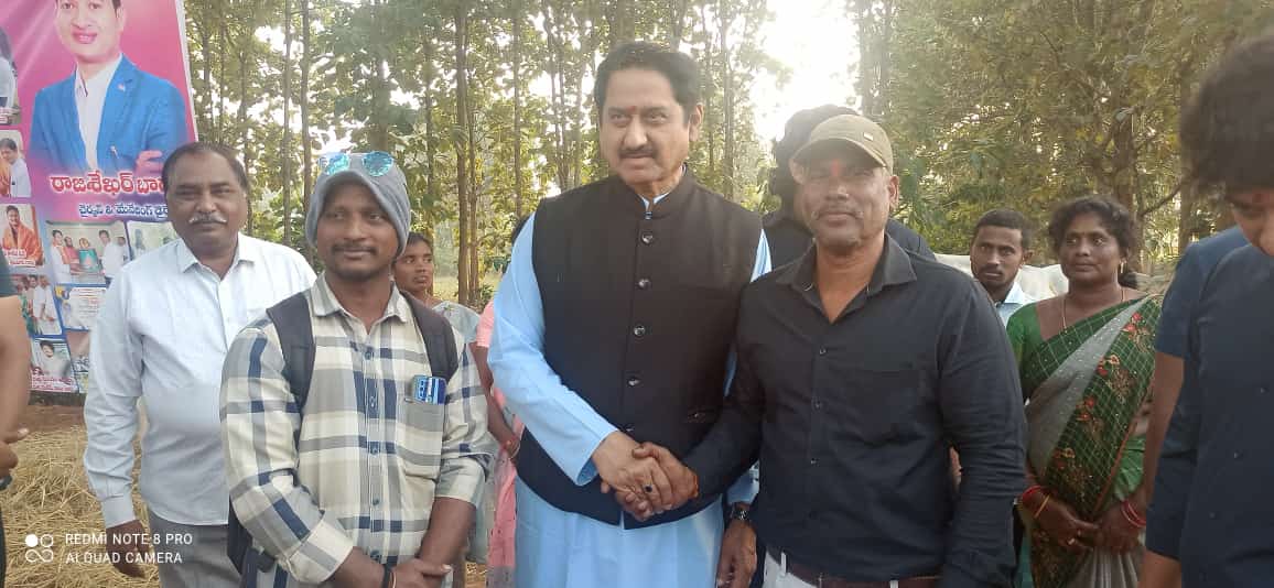 శ్రీశ్రీశ్రీ మానసాదేవి నాగశక్తి ( స్వయంభు) ఆలయంలో అమ్మవారిని సినీ నటుడు సుమన్