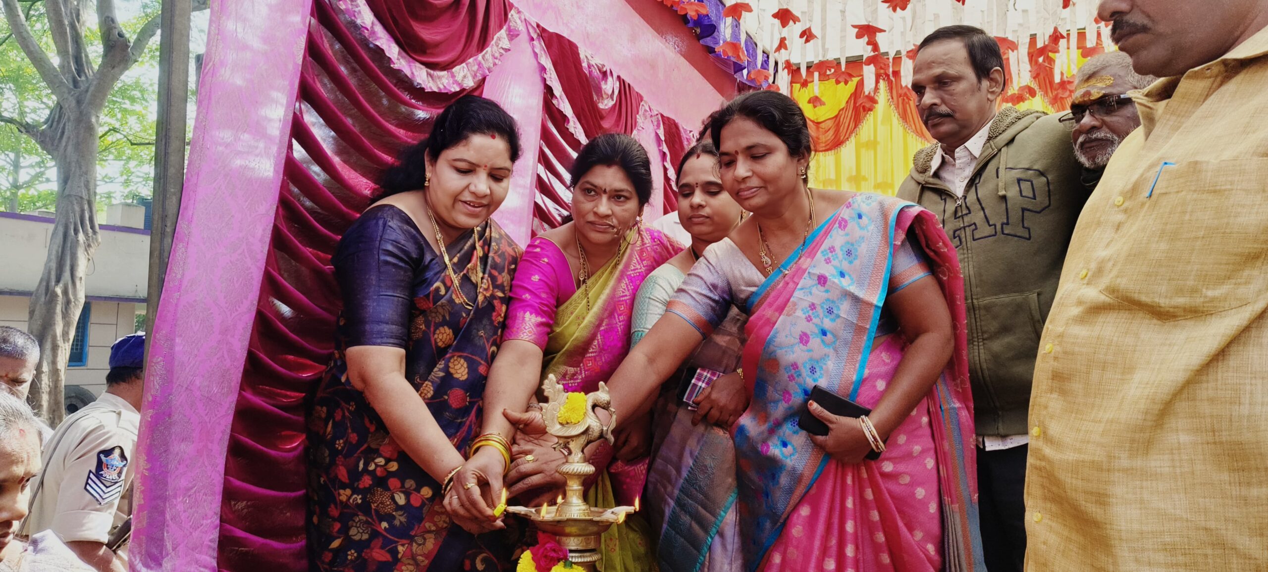 మెప్మా మరియు హోం ట్రయాంగిల్ సంయుక్త ఆధ్వర్యంలో సర్వీస్ ప్రొవైడర్స్ నమోదు కార్యక్రమం మరియు సంక్రాంతి సంబరాల్లో పాల్గొన్న మంత్రివర్యులు శ్రీమతి గుమ్మిడి సంధ్యారాణి